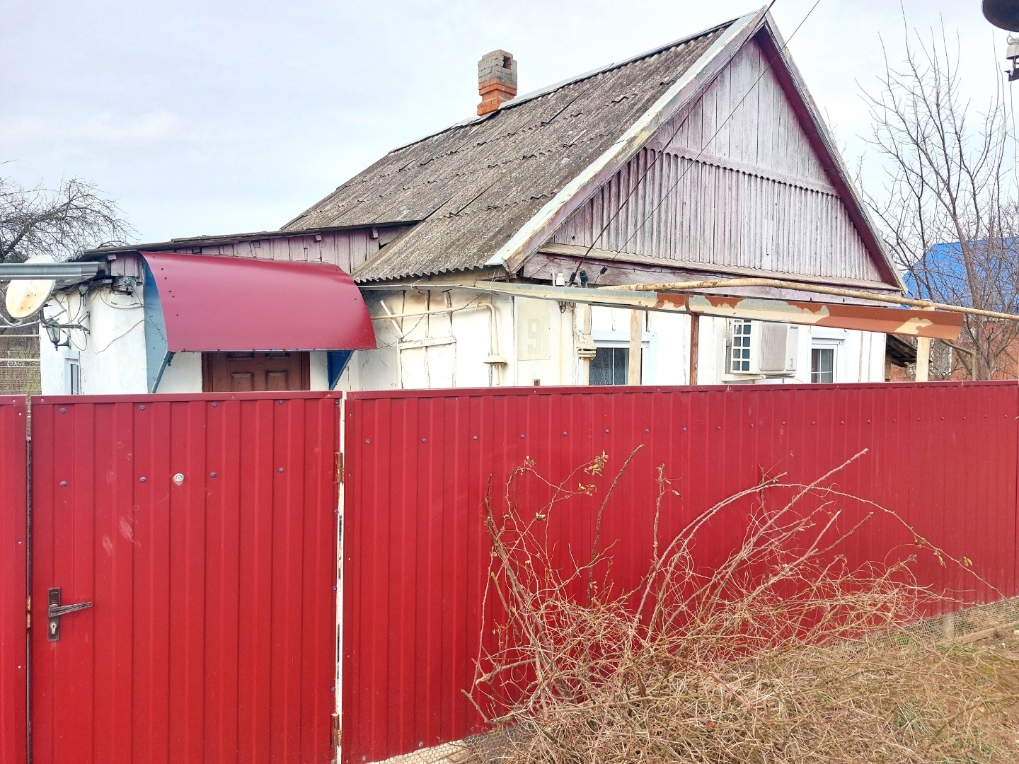 Продается небольшой жилой дом в поселке Ахтырском, Абинского района, Краснодарского края. Год постройки – 1959, материал стен – саманный кирпич. Общая площадь – 37 кв. м., жилая – 29 кв. м. В доме 3 жилые комнаты и прихожая. Отопление – газовая печь голландка. Кухня расположена в отдельной постройке