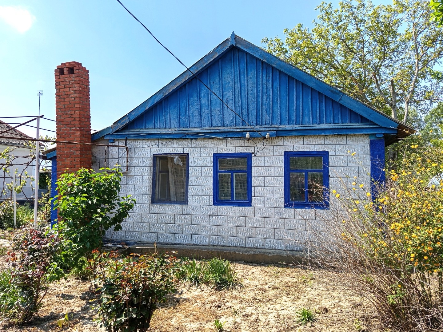 Продается жилой дом в поселке Ахтырском, Абинского района, Краснодарского края. Материал стен –саманные. Общая площадь – 43 кв. м. В доме 3 жилые комнаты и кухня, есть помещение под санузел. Отопление – газовый котел, водоснабжение автономное, из скважины. Большой земельный участок, площадью 15 сото
