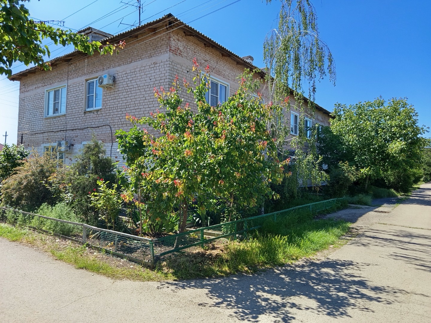 Продается 2-х комнатная квартира в поселке Ахтырском, Абинского района, Краснодарского края. Второй этаж, 2=х этажного, кирпичного дома, 1971 года постройки. Общая площадь – 41 кв. м., жилая – 26.8 кв. м. Комнаты изолированные, санузел раздельный, центральное отопление. За квартирой закреплен сарай 
