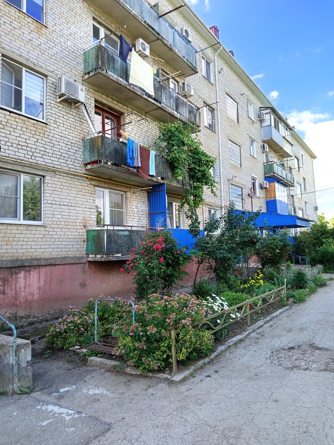 Продается 2-х комнатная квартира в поселке Ахтырском, Абинского района, Краснодарского края. Третий этвж, 4-х этажного, кирпичного дома 1985 года постройки. Комнаты изолированные, санузел совмещенный, центральное отопление, застекленный балкон. В квартире частично выполнен ремонт, новая система отоп