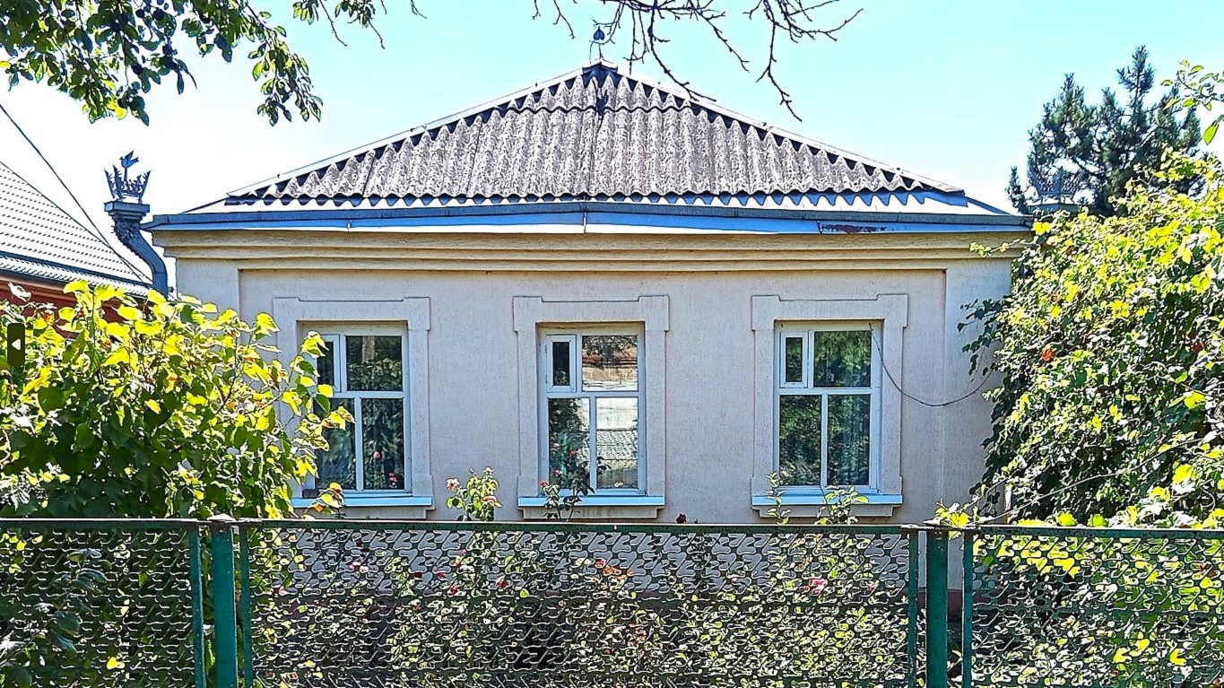 Продается благоустроенный дом в п. Ахтырском, Абинского района Краснодарского края. Год постройки – 1957, материал стен – кирпичные. В 1983 году произведена реконструкция дома. Все удобства и коммуникации, отопление – газовый котел. 4 жилые комнаты соединены с кухней и ванной крытым коридором. Высот