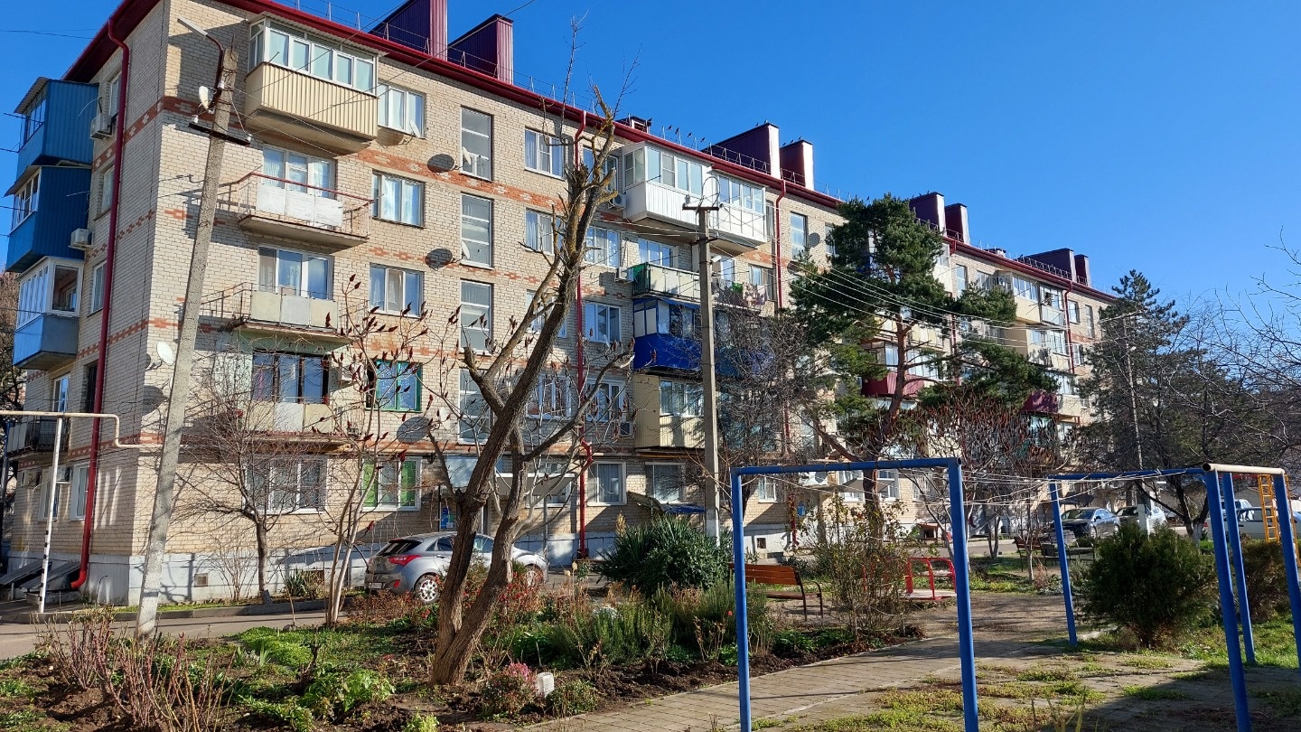 Продается 2-х комнатная квартира в поселке Ахтырский, Абинского района, Краснодарского края. Пятый этаж, 5-ти этажного, кирпичного дома, 1979 года построй Общая площадь – 43,4 кв. м., жилая – 29.5 кв. м. Комнаты изолированные, санузел раздельный, центральное отопление, застекленный балкон, паркетные