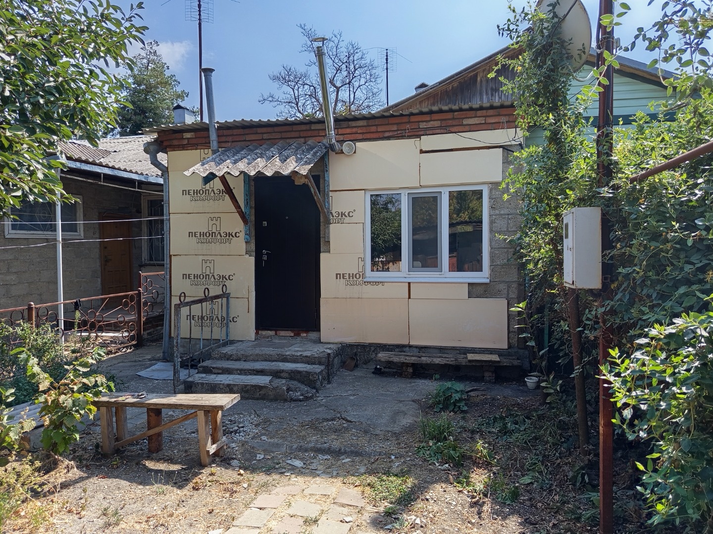 Продается 2-х комнатная квартира в поселке Ахтырском, Абинского района Краснодарского края. Дом барачного типа, 1964 года постройки. Все удобства и коммуникации, центральная канализация, индивидуальное отопление – газовая печь. В ванной и коридоре теплый пол. Сделан косметический ремонт. За квартиро