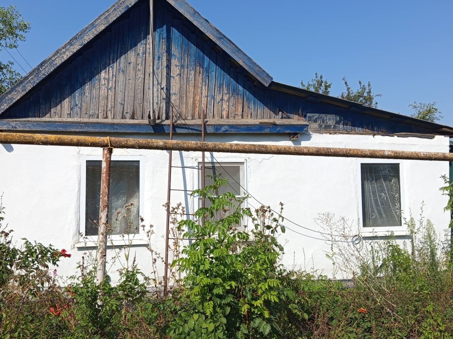 Продается небольшой дом в поселке Ахтырский, Абинского района Краснодарского края. Материал стен – саманные, 1952 года постройки. Общая площадь – 38.4 кв. м. Централизованное газо –водо –электроснабжение, есть скважина, отопление – газовый котел. Дом объединен с «летней кухней» навесом. Площадь земе