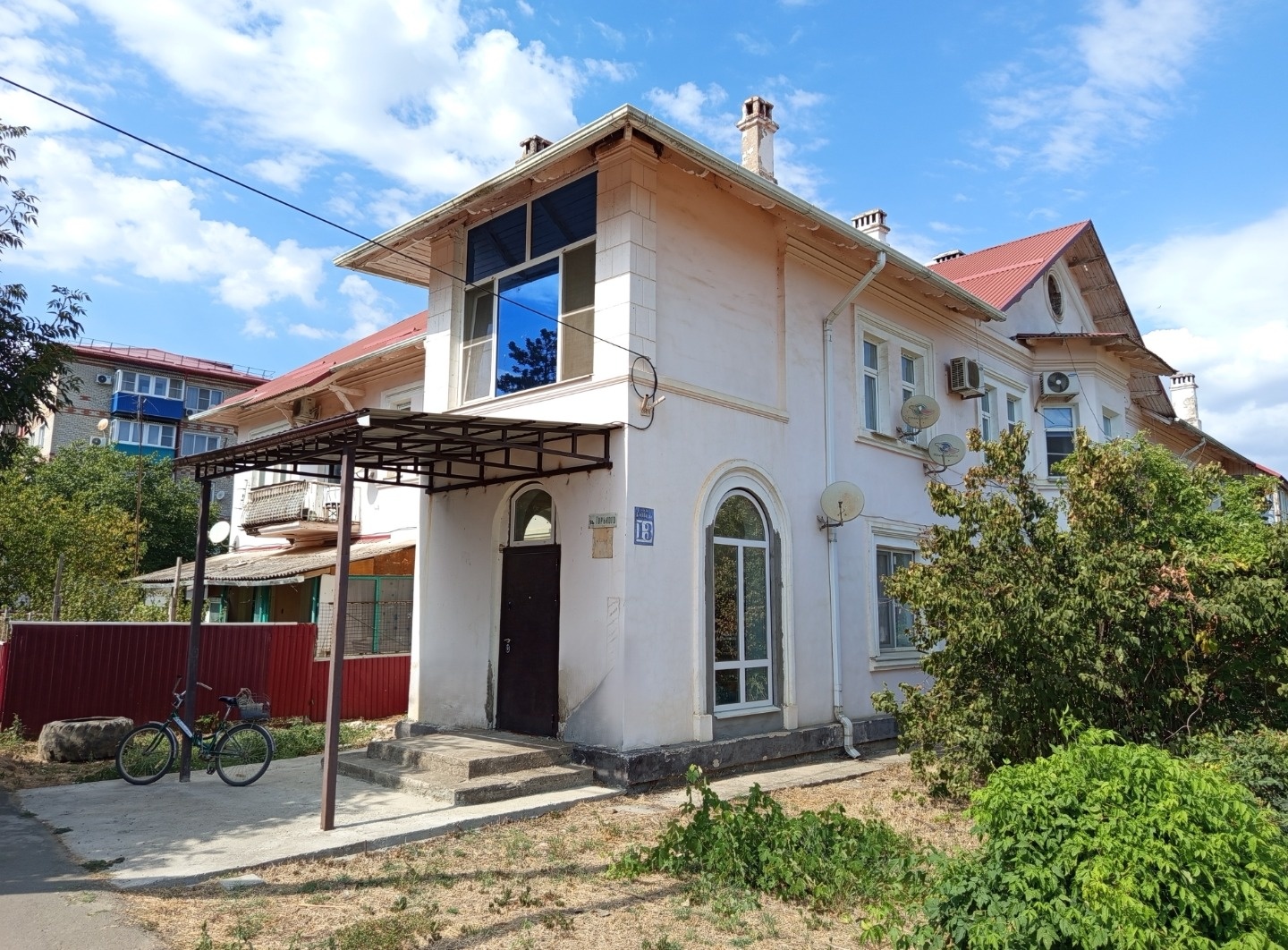 Продается 3-х комнатная квартира в поселке Ахтырский, Абинского района Краснодарского края. Первый этаж, 2-х этажного, блочного дома, 1958 года постройки. Общая площадь квартиры – 64 кв.м., а также, оформленная пристройка 11 кв.м. с отдельным выходом на улицу и небольшим навесом. Частично выполнен р