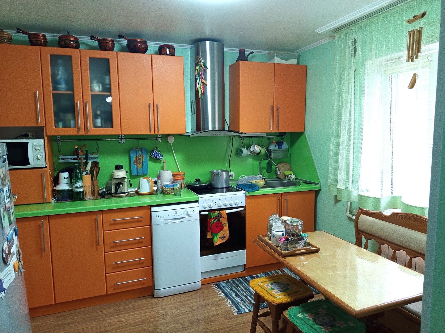 Продается 2-х комнатная квартира в поселке Ахтырском, Абинского района Краснодарского края. Первый этаж, 3-х этажного кирпичного дома, 1969 года постройки. Общая площадь – 53 кв.м, жилая – 35.6 кв.м., Комнаты смежные, центральное отопление, санузел совмещенный. Подъезд на 2 квартиры, есть небольшой 