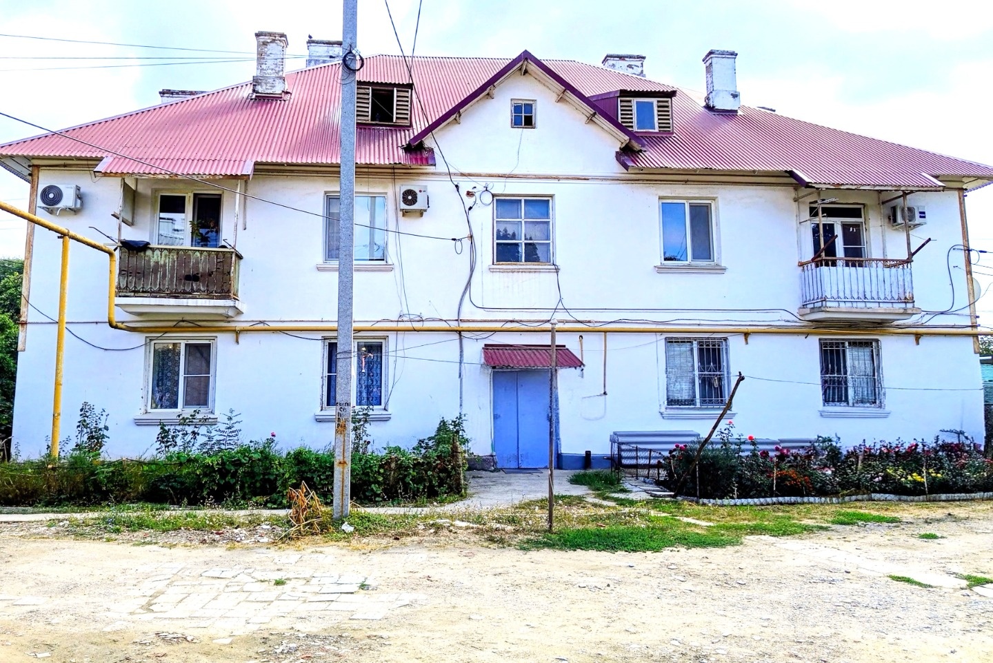 Продается 2-х комнатная квартира в поселке Ахтырском, Абинского района Краснодарского края. Первый этаж, 2-х этажного, блочного дома 1958 года постройки. Общая площадь – 47.9 кв. м. Комнаты изолированные, санузел раздельный, отопление индивидуальное – газовая печь «голландка». Высота потолков – 2.8 