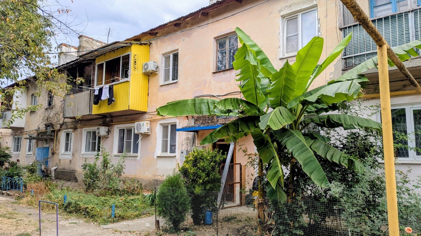 Продается 2-х комнатная квартира в поселке Ахтырском, Абинского района Краснодарского края. Второй этаж, 2-х этажного, кирпичного дома 1963 года постройки. Комнаты смежные, санузел совмещенный, индивидуальное отопление – газовая печь «голландка», застекленный балкон. Квартира теплая, не угловая, в ж