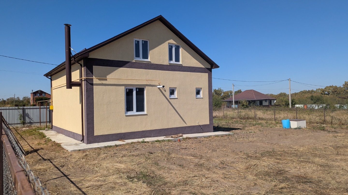 Продается 2-х этажный в поселке Ахтырском, Абинского района Краснодарского края. Год постройки – 2023. Материал стен – блочные, оштукатуренные с утеплением. Общая площадь дома – 91 кв.м., жилая -32.7 кв.м. В доме 4 изолированные жилые комнаты, большая кухня – гостиная, санузел на каждом этаже. Сетев