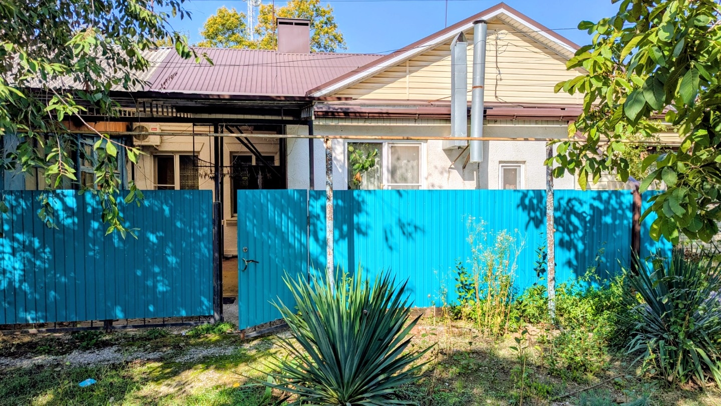 Продается 2-х комнатная квартира в поселке Ахтырском, Абинского района Краснодарского края. Одно этажный, блочный дом, 1950 года постройки. Все удобства и коммуникации, центральная канализация, отопление – газовая печь. За квартирой закреплен небольшой земельный участок, есть навес и заезд для транс