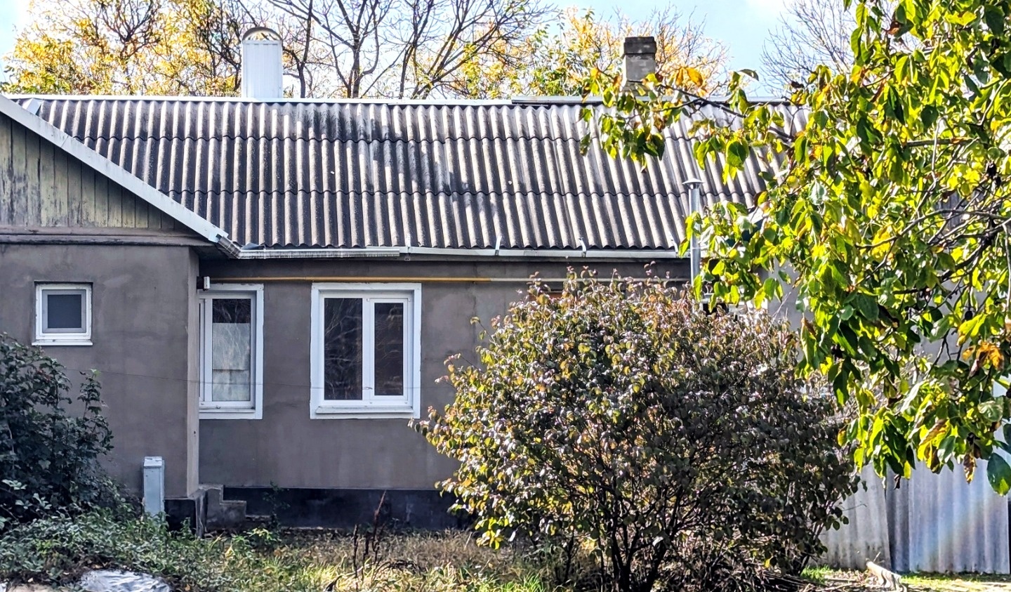 Продается 2-х комнатная квартира в поселке Ахтырском, Абинского района Краснодарского края. Одноэтажный, 6-ти квартирный дом, 1970 года постройки. Комнаты смежные, санузел совмещенный, отопление – гаовая печь «голандка». Просторная кухня – 9.3 кв.м. Сделан капитальный ремонт, заменена кровля. За ква