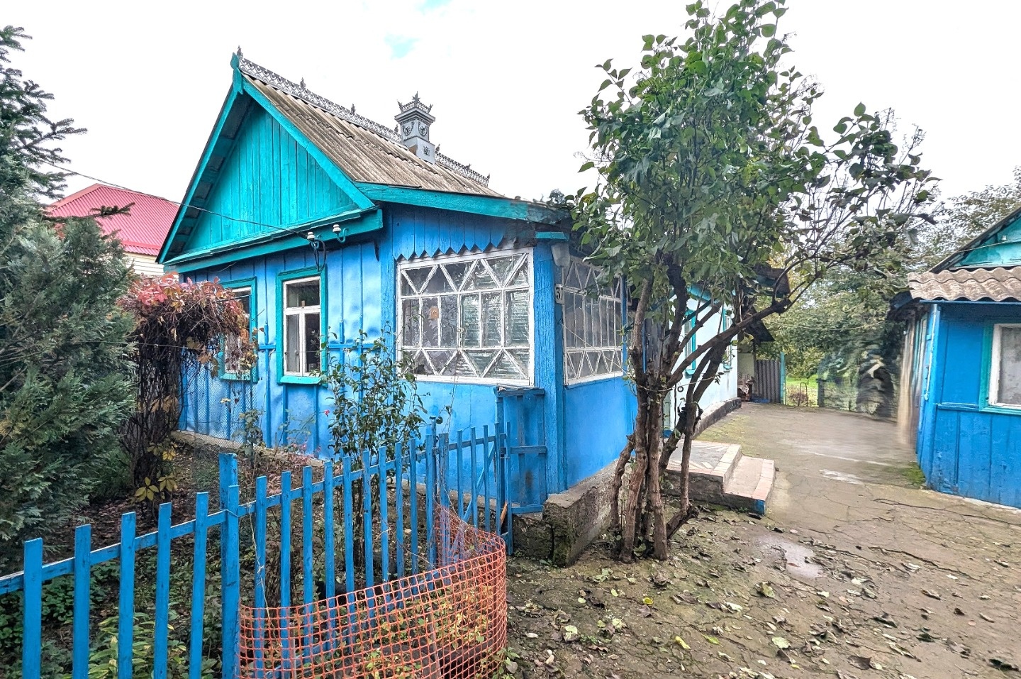 Продается не большой саманный дом в поселке Ахтырском, Абинского района Краснодарского края. Общая площадь - 22, кв.м. В доме 2 жилые комнаты и кухня. Отопление – газовый котел. Угловой участок -8.2 сотки, размером 21 на 34 м. Есть навес, хоз. постройки. Отличный вариант для нового строительства, уд