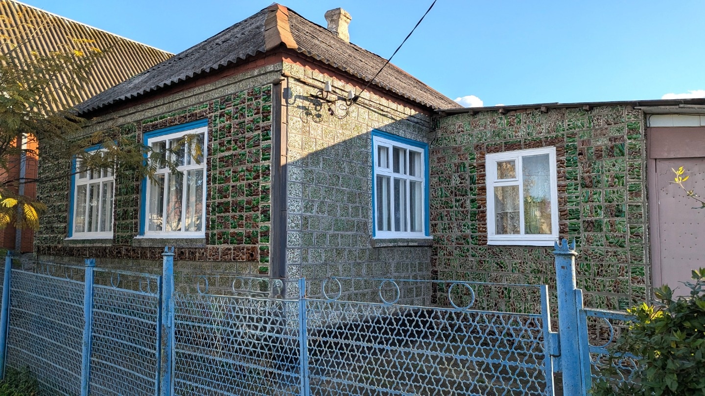 Продается жилой дом в поселке Ахтырском, Абинского района Краснодарского края. Год постройки – 1979, материал стен – блочные. Общая площадь – 59.3 кв. м. В доме 3 жилые комнаты. Кухня и ванная находятся в отдельной постройке. Отопление от газового котла, есть баня и хоз. постройки. Площадь участка –