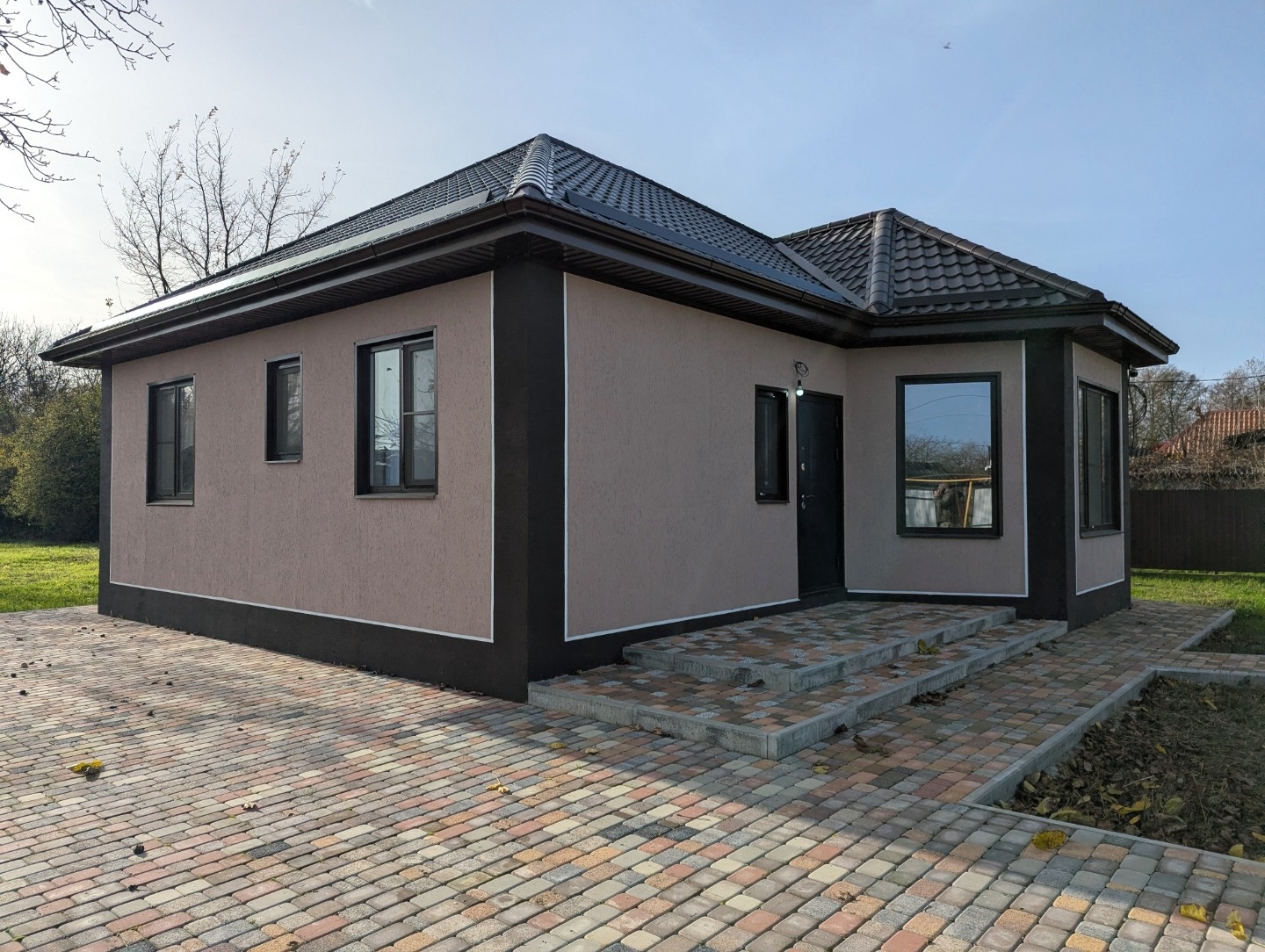 Продается новый благоустроенный дом в поселке Ахтырском, Абинского района Краснодарского края. Год постройки – 2023. Материал стен – керамзитобетонные блоки, с утеплением и декоративной штукатуркой. В доме 3 изолированные спальни, просторная кухня – гостиная- 24 кв.м., прихожая и большой совмещенный