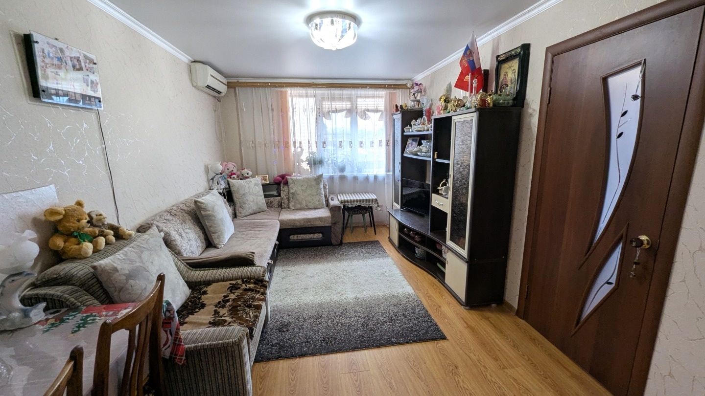 Продается 3-х комнатная квартира в поселке Ахтырском, Абинского района Краснодарского края. Второй этаж, 2-х этажного, кирпичного дома 1967 года постройки. Индивидуальное отопление – газовая печь, санузел раздельный. Квартира в нормальном, жилом состоянии и полностью готова к проживанию. Есть сарай 