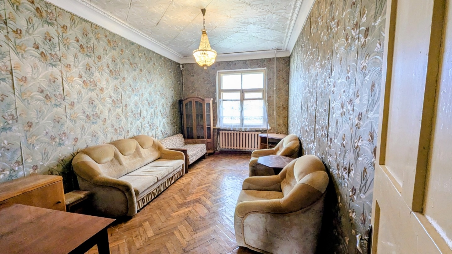 Продается 2-х комнатная квартира в поселке Ахтырском, Абинского района Краснодарского края. Второй этаж, 2-х этажного, блочного дома, 1958 года постройки. Комнаты изолированные, центральное отопление, санузел раздельный, есть балкон. Высокие потолки – 2.8 м. Необходим ремонт. Городок, улица Красная,