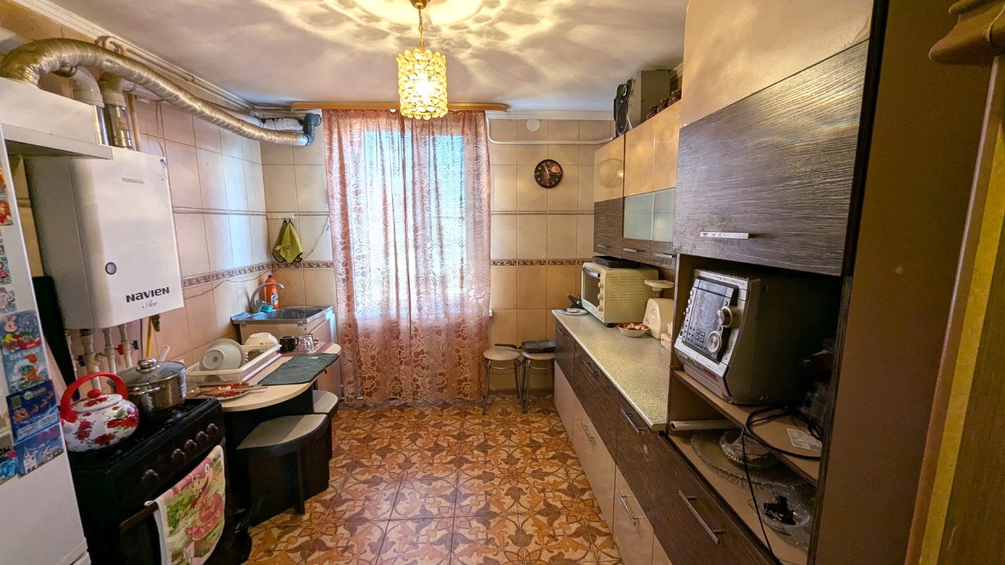 Продается 2-х комнатная квартира в поселке Ахтырском, Абинского района Краснодарского края. Первый этаж, 2-х этажного дома. Комнаты изолированные, санузел совмещенный. Отопление индивидуальное, установлен двухконтурный газовый котел, на кухне и в ванной теплые полы. Квартира в нормальном состоянии, 