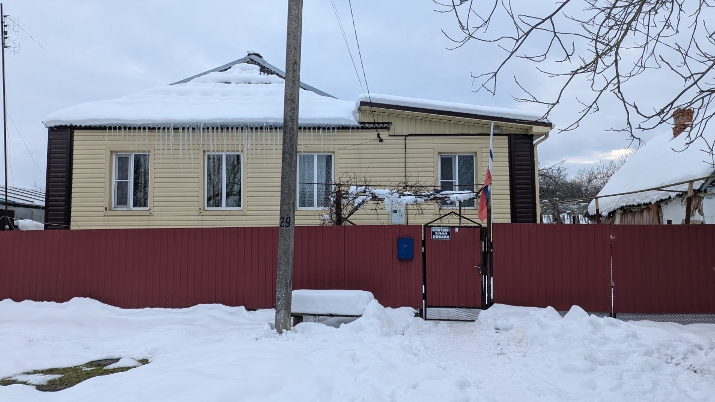 Продается благоустроенный дом в поселке Ахтырском, Абинского района Краснодарского края. Год постройки – 1969, материал стен – блочные, снаружи отделан металлическим сайдингом с утеплителем. В доме 4 жилые комнаты, большая комната под кухню – 16 кв.м. и совмещенный санузел. Высота потолков – 2.9 м. 