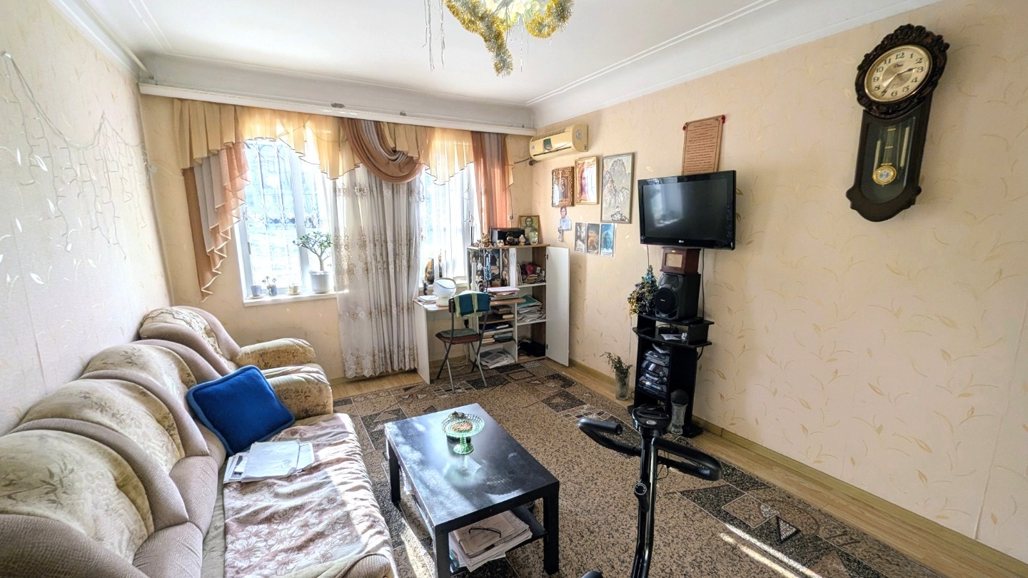 Продается 3-х комнатная квартира в поселке Ахтырском, Абинского района Краснодарского края. Первый этаж, 2-х этажного, блочного дома. Комнаты изолированные, санузел совмещенный, индивидуальное отопление – газовая печь. Состояние нормальное, больших вложений не требуется. В стоимость квартиры входит 