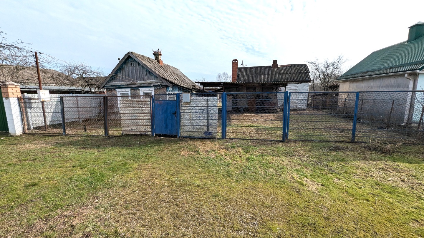 Продается земельный участок с ветхим домовладением в поселке Ахтырском, Абинского района Краснодарского края. Площадь участка – 15 соток, вид разрешенного использования – ИЖС. На участке находится небольшой саманный дом, площадью 20 кв.м., состоящий из 2-х комнат и «летней кухней». Газовый котел ото