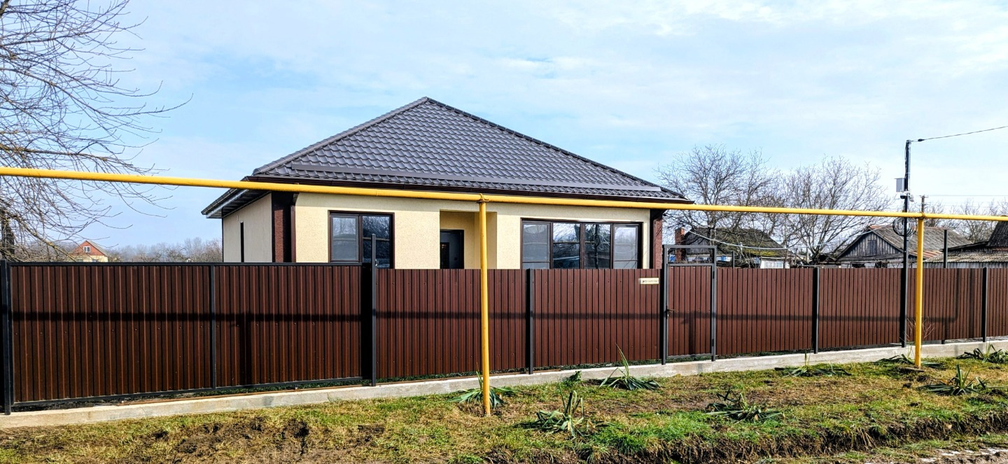 Продается новый жилой дом в поселке Ахтырском, Абинского района Краснодарского края. Год постройки – 2025. Материал стен – керамзитобетонные блоки. В доме 3 изолированные комнаты, просторная кухня – гостиная с выходом на крытую террасу и совмещенный санузел. Все коммуникации – отопление от газового 