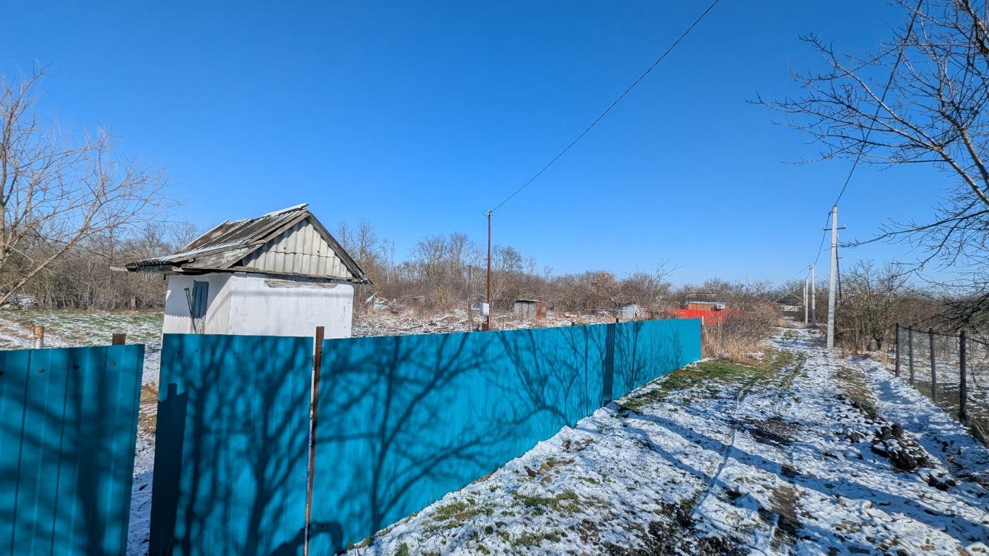 Продаются 2 смежных земельных участка в С/Т «Строитель», в поселке Ахтырском, Абинского района Краснодарского края. Первый участок – 372 кв. м., с видом разрешенного использования ИЖС, второй – 391 кв.м., разрешенное использование – для садоводства. Участки объединены в один, огорожены общим забором