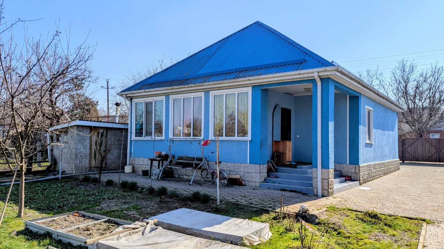 Продается благоустроенный жилой дом в поселке Ахтырском, Абинского района Краснодарского края. Год постройки -2010, материал стен - блочные, утепленные. Все удобства и коммуникации, удобная планировка, 3 изолированные комнаты, просторная кухня. Совмещенный санузел и большой холл – прихожая. Высота п