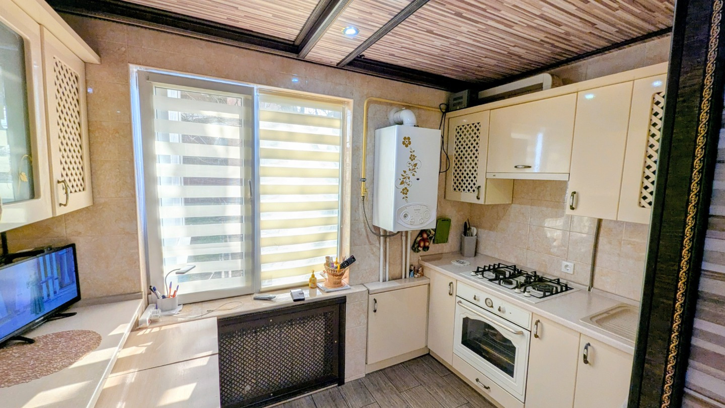 Продается 2-х комнатная квартира в поселке Ахтырском, Абинского района Краснодарского края. Первый этаж, 3-х этажного, панельного дома 1986 года постройки. Удобная планировка – комнаты изолированные, санузел раздельный, просторная прихожая, застекленный балкон. Индивидуальное отопление, установлен э