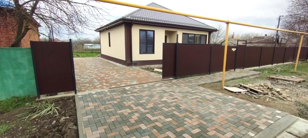 Продается новый жилой дом в поселке Ахтырском, Абинского района Краснодарского края. Год постройки – 2025. Материал стен – керамзитобетонные блоки. В доме 3 изолированные комнаты, просторная кухня – гостиная с выходом на крытую террасу и совмещенный санузел. Все коммуникации – отопление от газового 