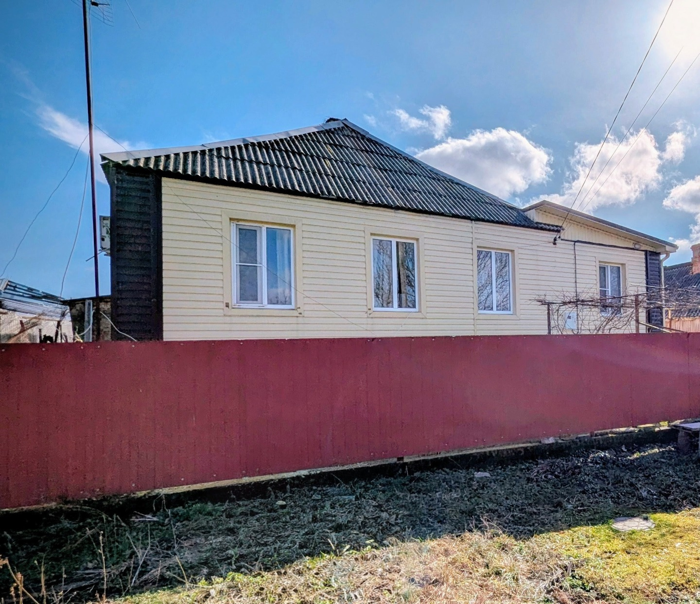 Продается благоустроенный дом в поселке Ахтырском, Абинского района Краснодарского края. Год постройки – 1969, материал стен – блочные, снаружи отделан металлическим сайдингом с утеплителем. В доме 4 жилые комнаты, большая комната под кухню – 16 кв.м. и совмещенный санузел. Высота потолков – 2.9 м. 