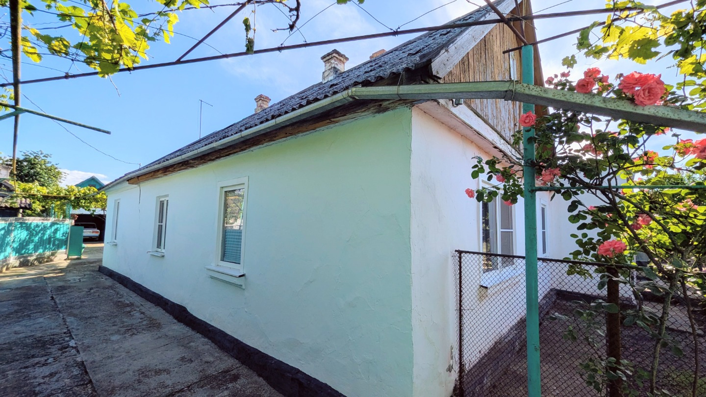 Продается часть дома в поселке Ахтырском Абинского района Краснодарского края. Домовладение полностью изолировано, имеет свой выделенный участок, отдельный вход и коммуникации. Дом блочный, 1979 года постройки, 4 жилые комнаты, общей площадью 45 кв.м. Отопление – газовая печь, есть навес, хоз. постр