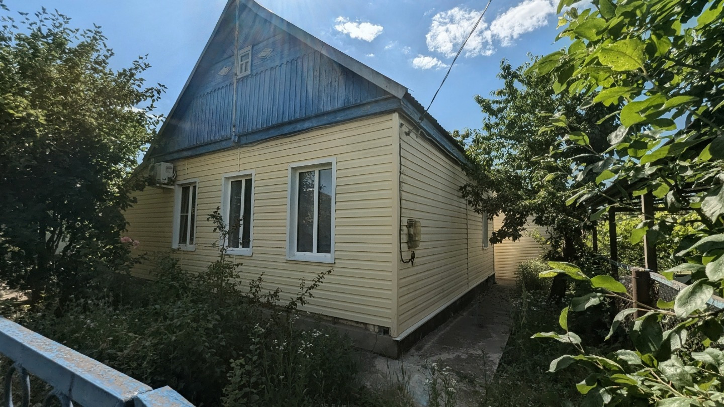 Продается благоустроенный жилой дом в поселке Ахтырском, Абинского района Краснодарского края. Год постройки – 1959, материал стен – блочные. В доме 2 изолированные спальни, гостиная. Кухня и совмещенный санузел. Все коммуникации, включая канализацию, центральные. Участок – 7 соток, есть гостевой до