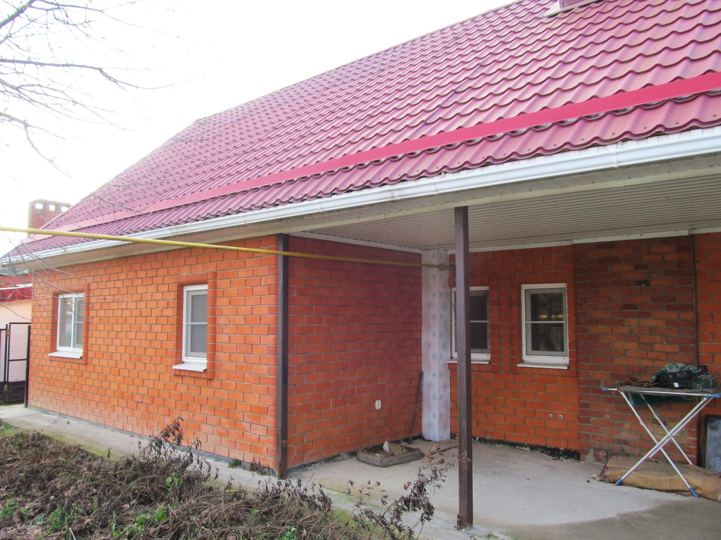 Продаются 2 жилых дома на одном земельном участке в поселке Ахтырском Абинского района Краснодарского края. Первый дом — 56 кв. м., саман + кирпич, все удобства, 4 комнаты. Второй дом, блок –кирпич, 2014 года постройки, оформлен как «летняя кухня», в 2-х уровнях, 110 кв.м., 4 жилые комнаты, кухня, с