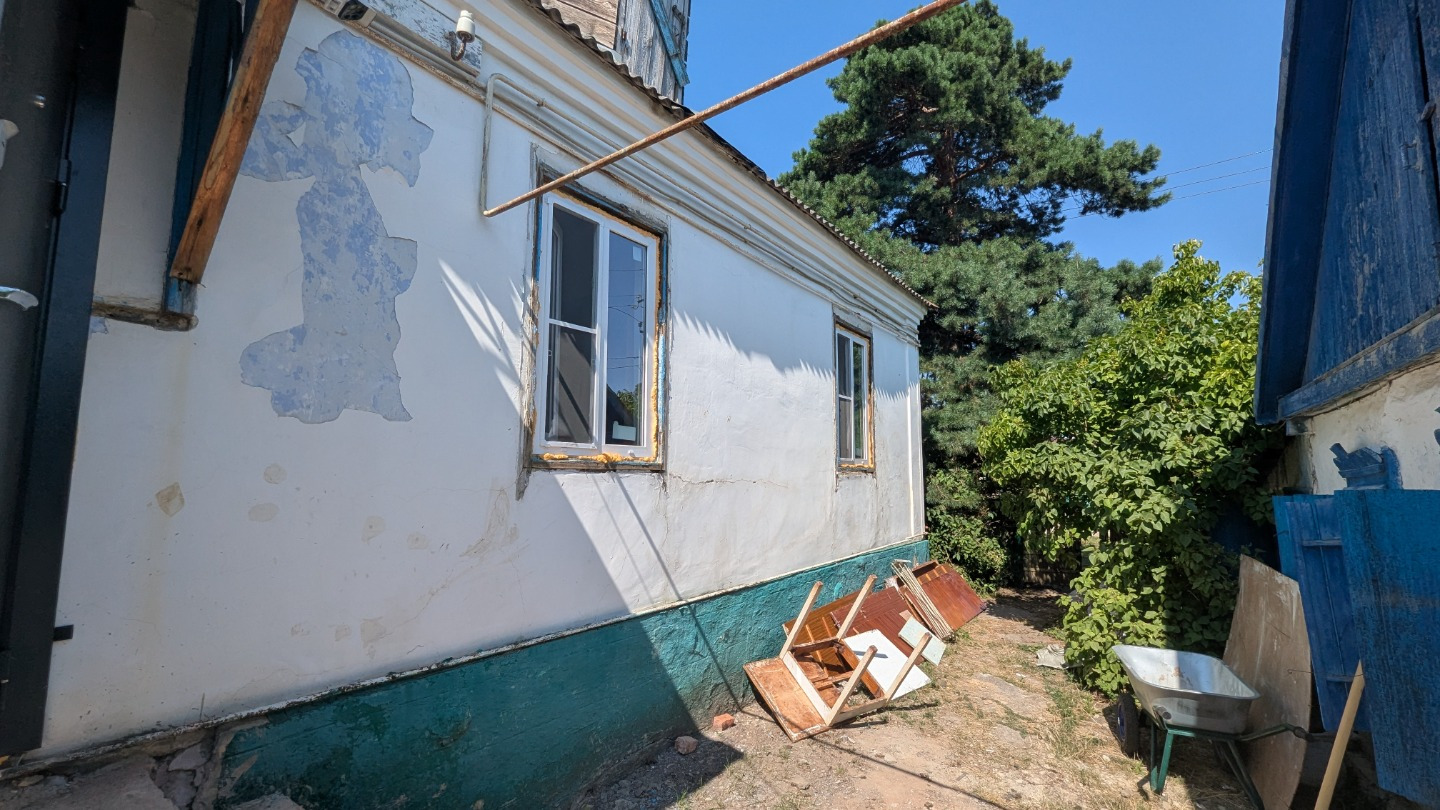Продается дом в поселке Ахтырском, Абинского района Краснодарского края. Год постройки – 1964, материал стен –шлакобетонные блочные. Общая площадь – 48 кв.м. Высокий цоколь, 3 жилые комнаты, кухня. Централизованное газо –водо-электроснабжение, отопление – газовая печь. Установлены новые окна и входн