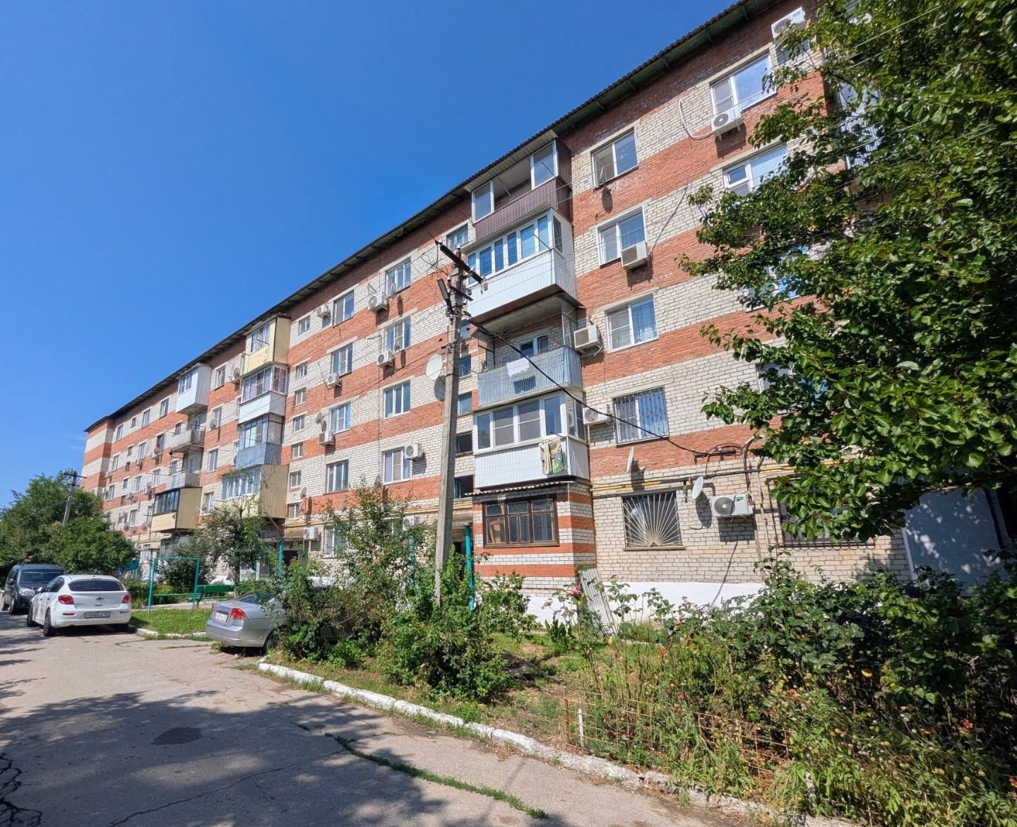 Продается 1-комнатная квартира в поселке Ахтырском, Абинского района Краснодарского края. Второй этаж, 5-ти этажного, кирпичного дома 1997 года постройки. Центральное отопление, совмещенный санузел, застекленный балкон, просторная кухня. Квартира в отличном состоянии, сделан качественный ремонт, не 
