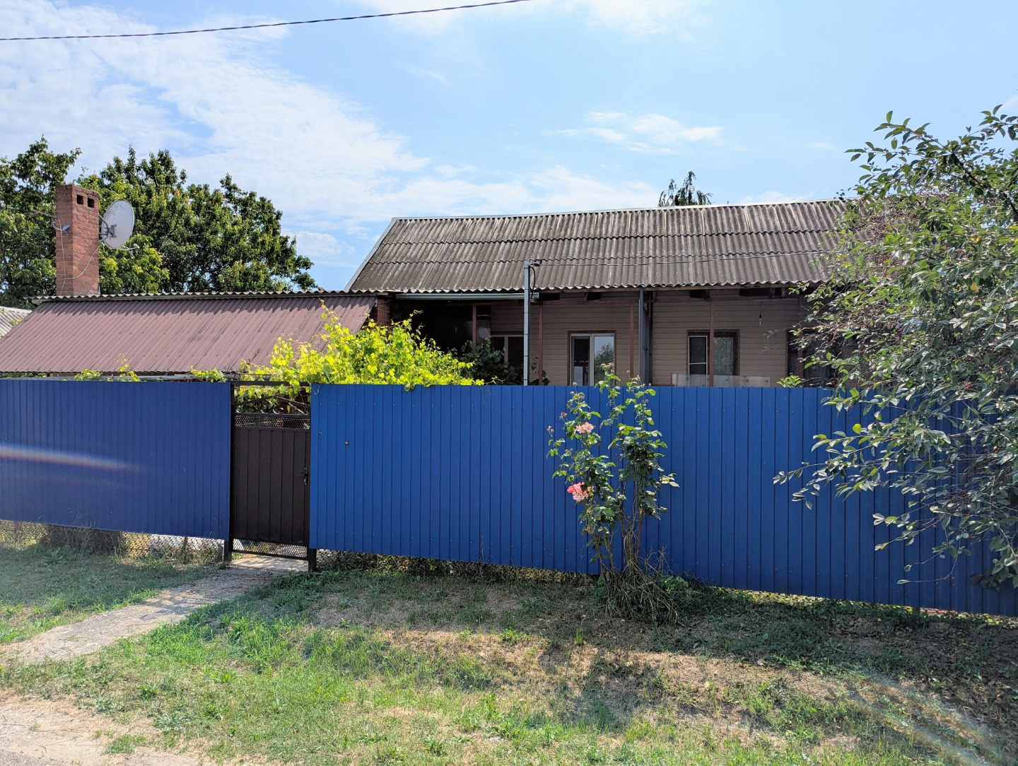 Продается 3-х комнатная квартира с земельным участком, в поселке Ахтырском, Абинского района Краснодарского края. Квартира расположена в одноэтажном, 4-х квартирном кирпичном доме. Общая площадь – 50 кв.м.,  2 комнаты изолированные, просторная кухня, совмещенный санузел. Все удобства и коммуникации,