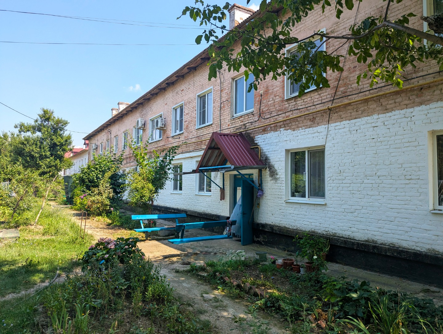 Продается 3-х комнатная квартира в поселке Ахтырском, Абинского района Краснодарского края. Второй этаж, 2-х этажного, кирпичного дома 1971 года постройки. Индивидуальное отопление – газовая печь, раздельный санузел. Квартира в нормальном, жилом состоянии. Остается практически вся мебель и бытовая т