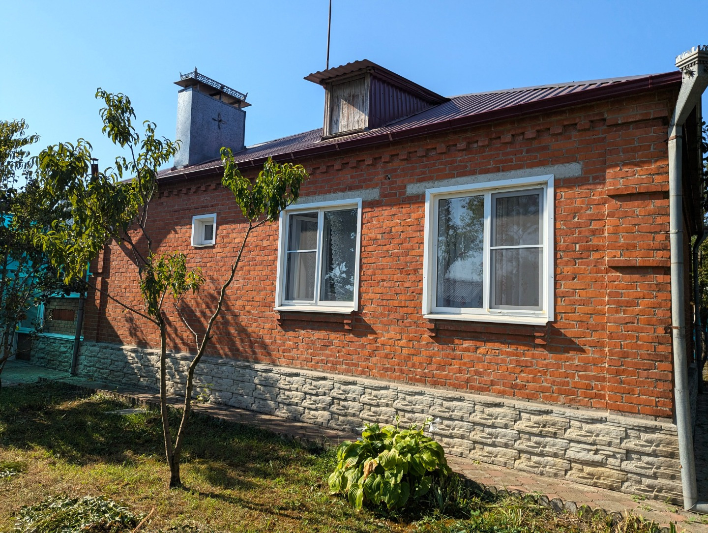 Продается благоустроенный жилой дом в поселке Ахтырском, Абинского района Краснодарского края. Год постройки – 1978, материал стен – кирпичные. Все удобства и коммуникации, 4 жилые комнаты. Высота потолков – 2.8 м. Дом объединен с «летней кухней» и гаражом большим закрытым переходом. Угловой земельн