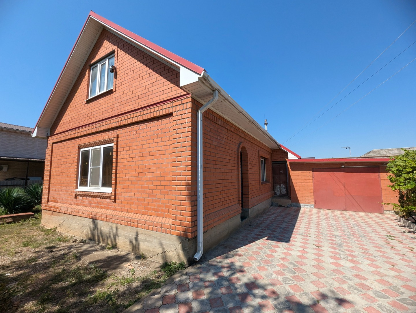 Продается дом в поселке Ахтырском, Абинского района Краснодарского края. Дом каркасно –щитовой, 1950 года постройки, в 2012 году вокруг старого дома был залит фундамент и возведены новые кирпичные стены и сделана новая кровля. Внутри остался старый дом, необходим ремонт и внутренняя отделка. Также, 