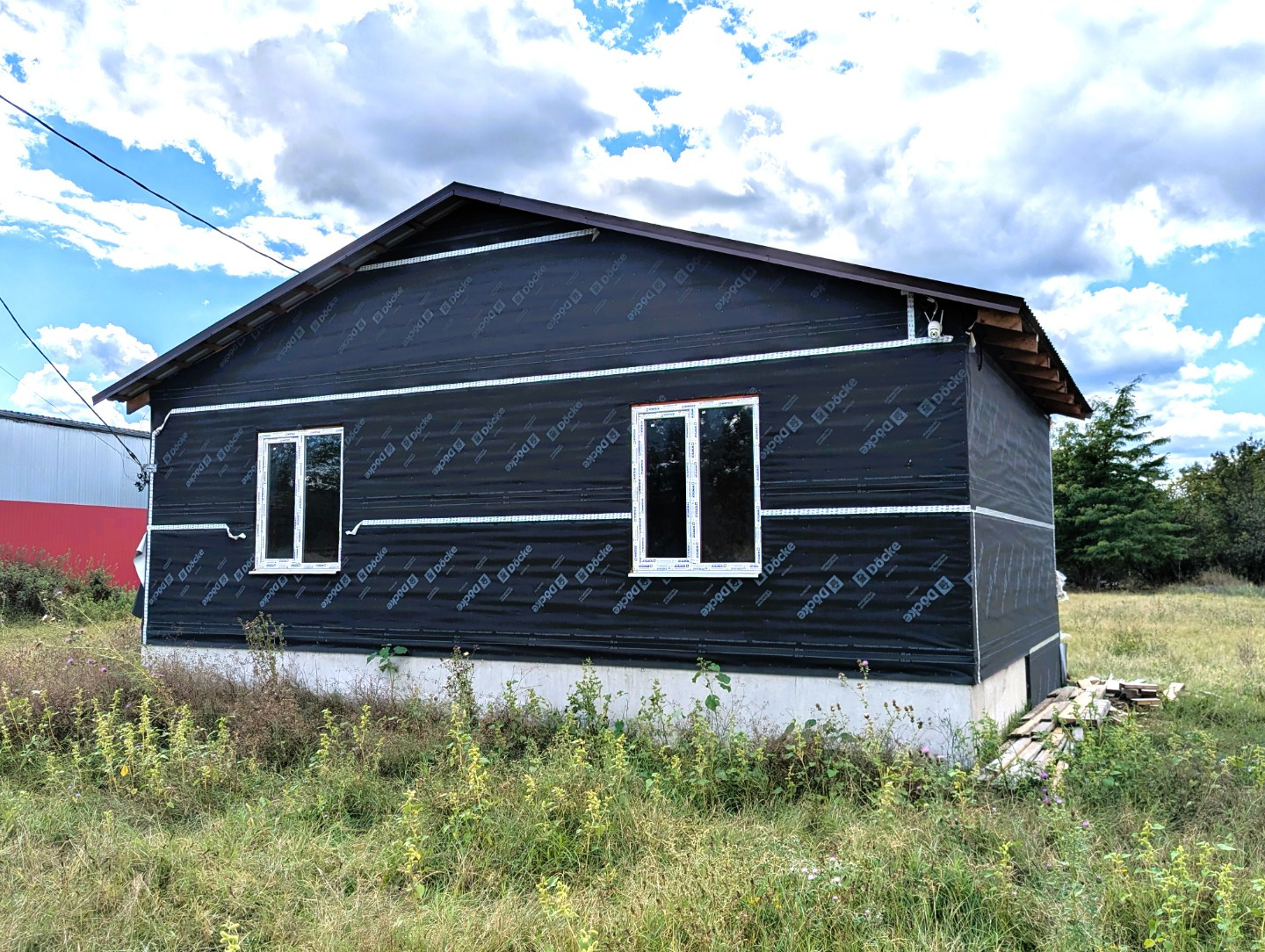Продается дом в поселке Ахтырском, Абинского района Краснодарского края. Год постройки – 2024, материал стен – деревянные, щитовые из СИП панелей. Общая площадь – 49.2 кв. м., в доме 2 изолированные жилые комнаты, кухня, санузел. Необходима внутренняя отделка помещений. Подключено электричество, про