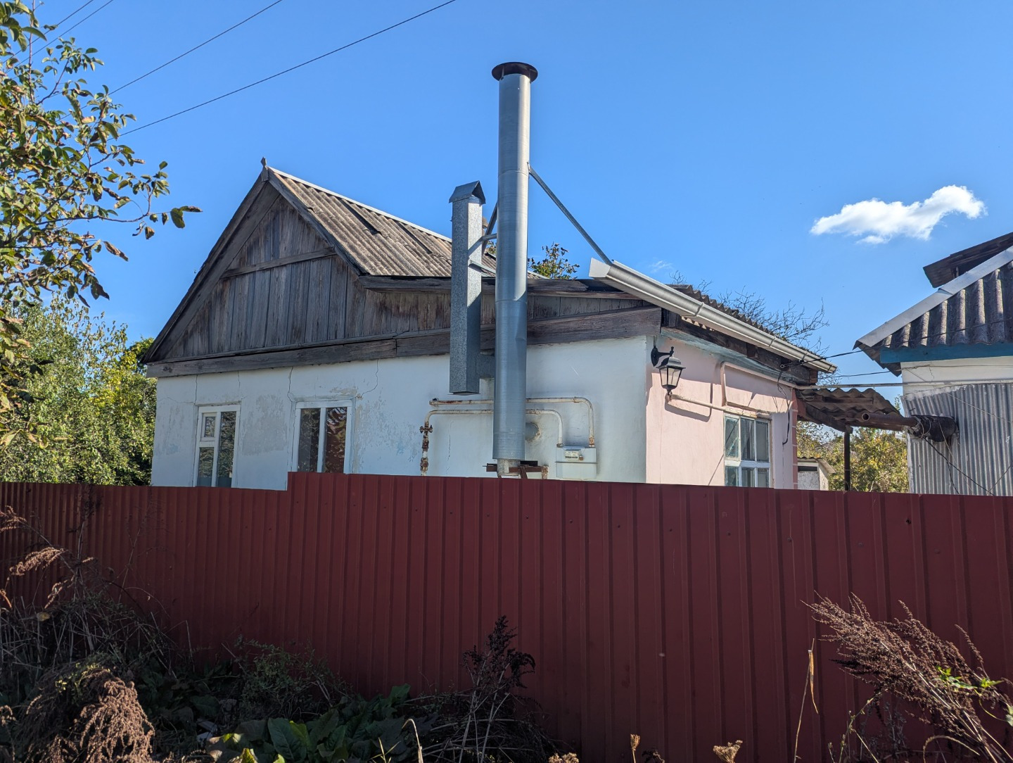 Продается дом в поселке Ахтырском, Абинского района Краснодарского края. Год постройки – 1970, материал стен – деревянные пазовые. В доме 3 жилые комнаты, необходим ремонт. Рядом с домом жилая «летняя кухня» площадью 35 кв.м., состоящая из 2-х комнат. Централизованное газо –водо –электроснабжение, г